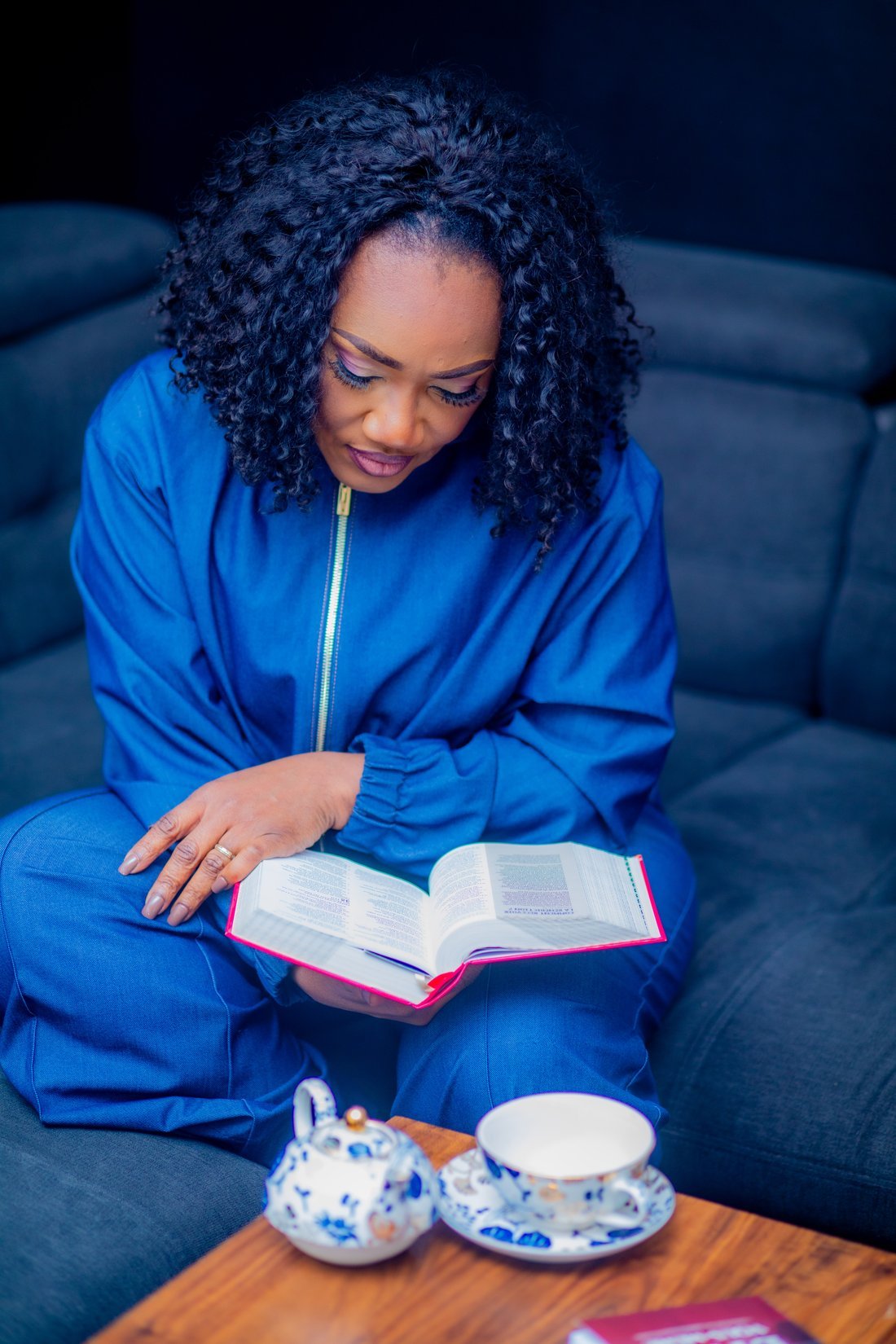 Peggy N'Nah Ndong en pleine lecture
